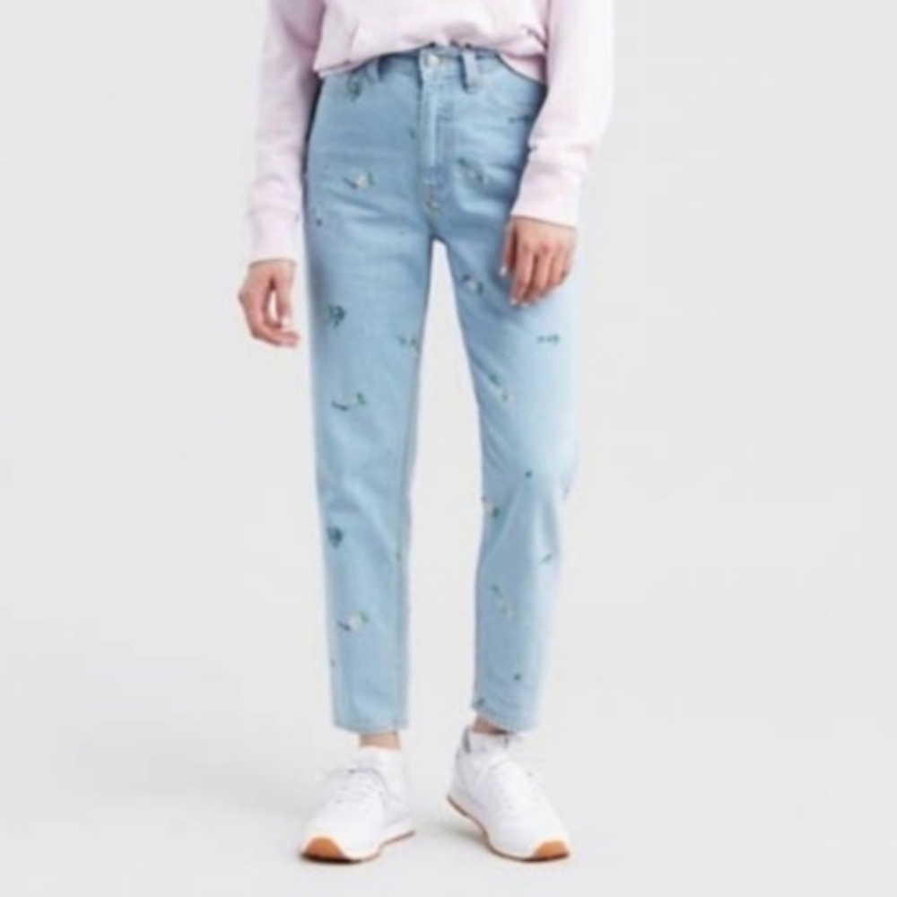 Levi's Light Wash Floral Embroidered Mom Jeans 24